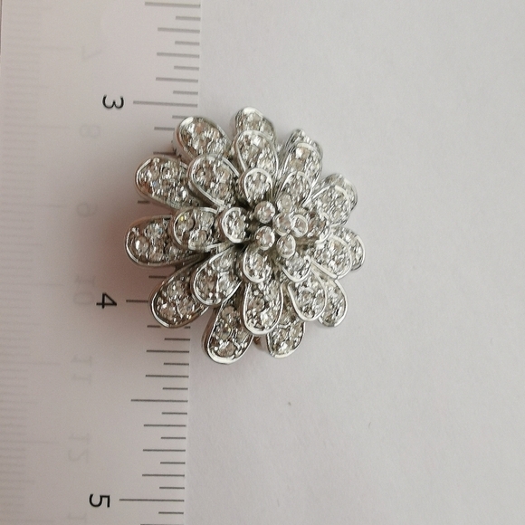 Nwt Chrysanthemum Flower crystal brooch pin silver tone - Picture 5 of 7